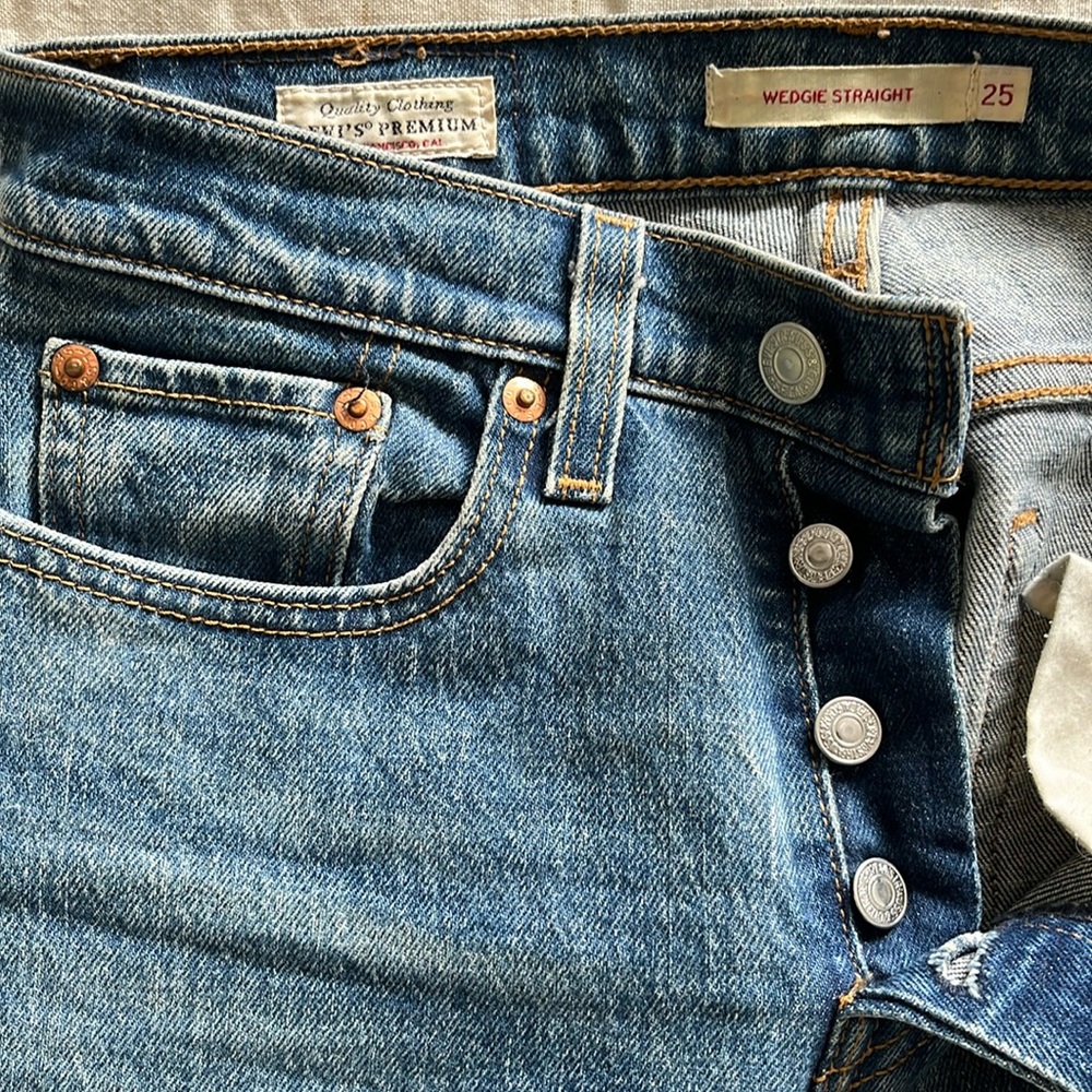 Levi’s wedgie straight leg raw edge jeans high rise